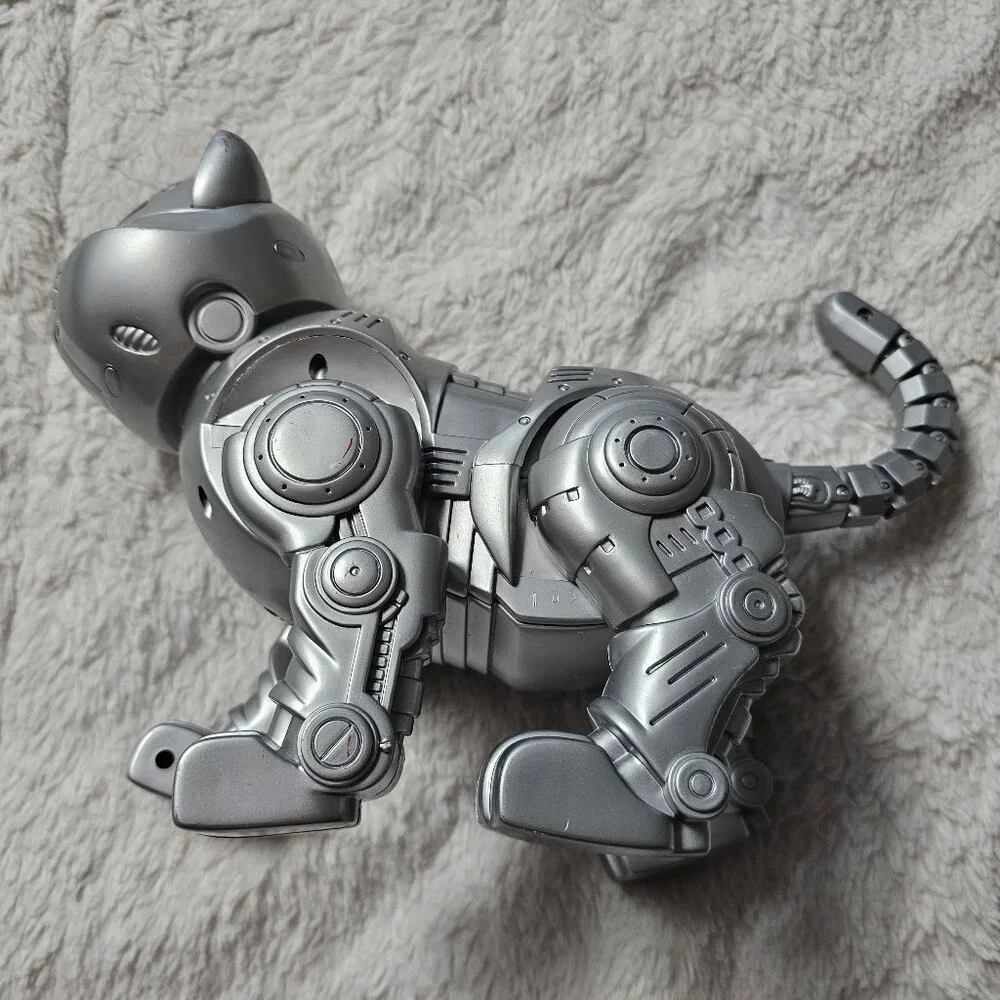 Vintage Manley Quest Tekno Kitty Silver (Powers on, Needs Work or For Parts)
